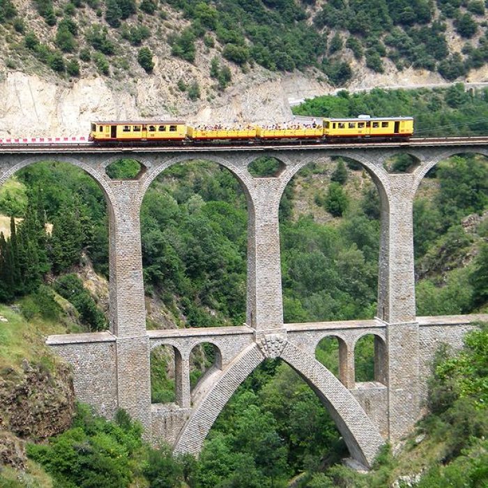 800px-Viaduc_sejourne_,_train_jaune,_fontpedrouse